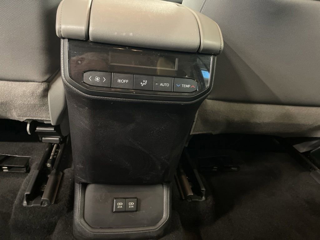 Used 2021 Toyota Highlander L AWD/4WD image 22