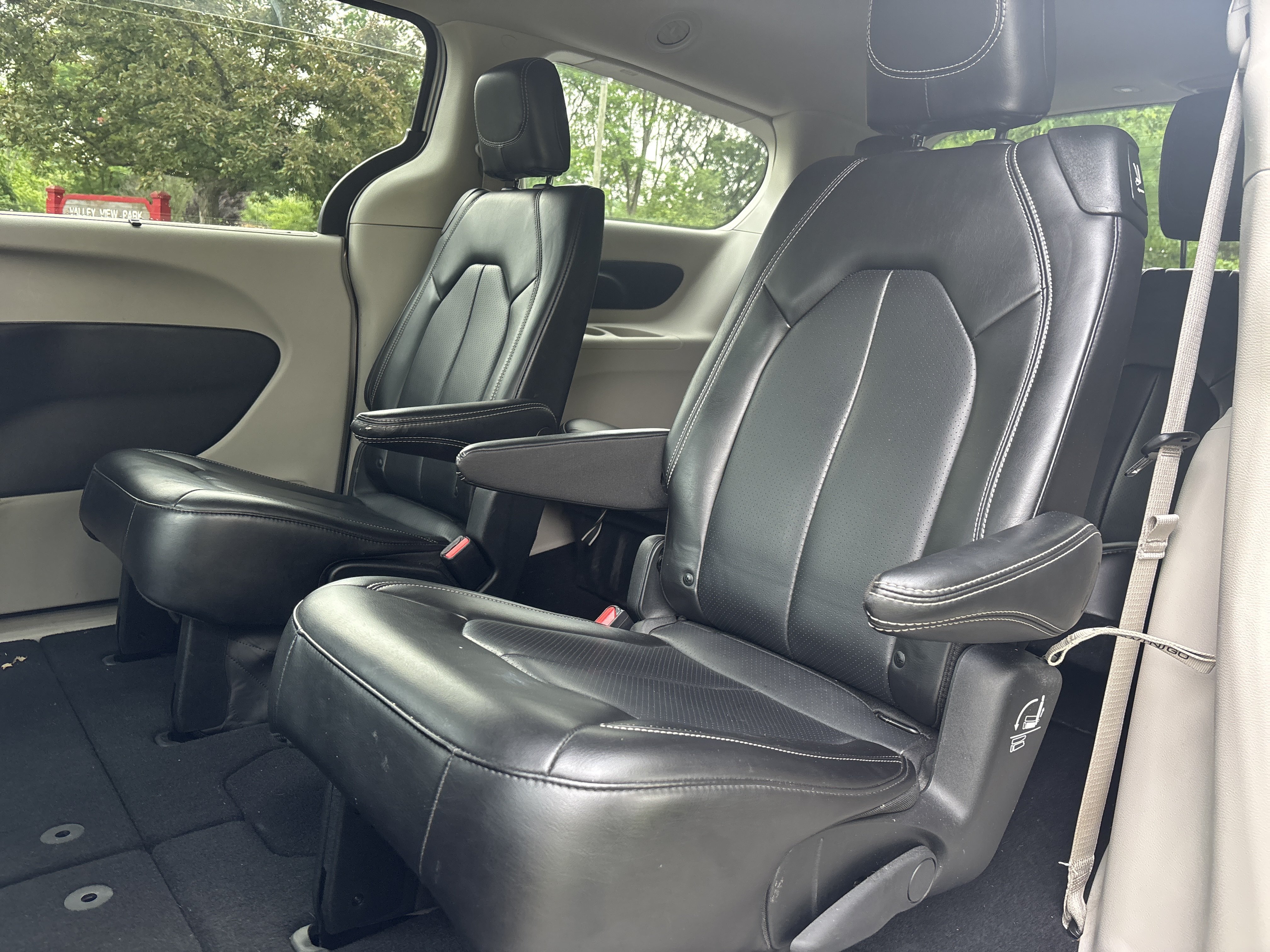 Used 2023 Chrysler Pacifica Touring-L FWD image 13