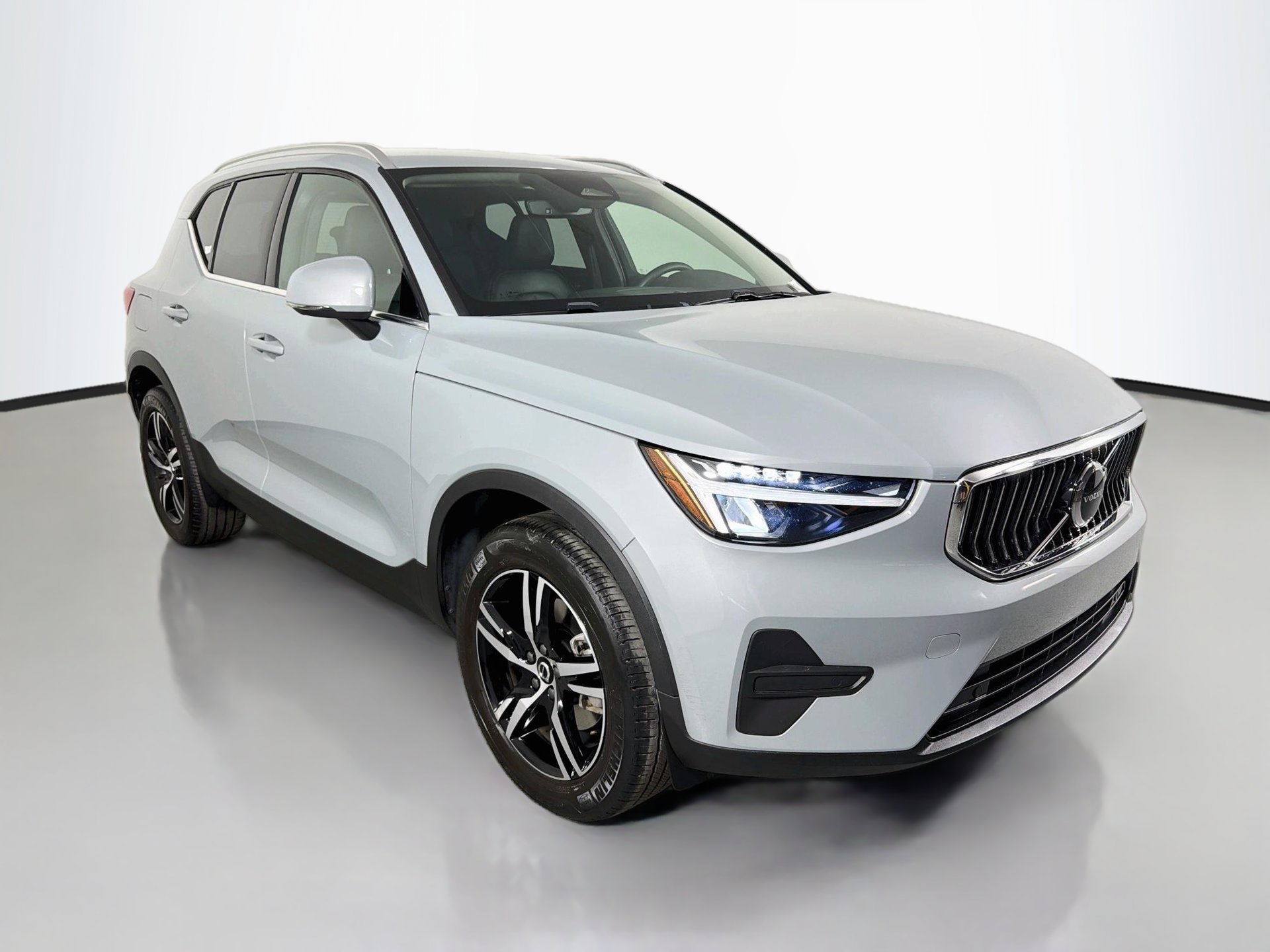 Certified 2024 Volvo XC40 B5 Core AWD/4WD image 3