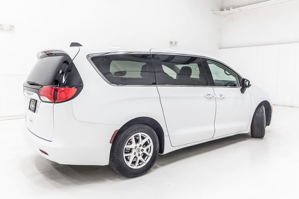 Used 2022 Chrysler Voyager LX image 8
