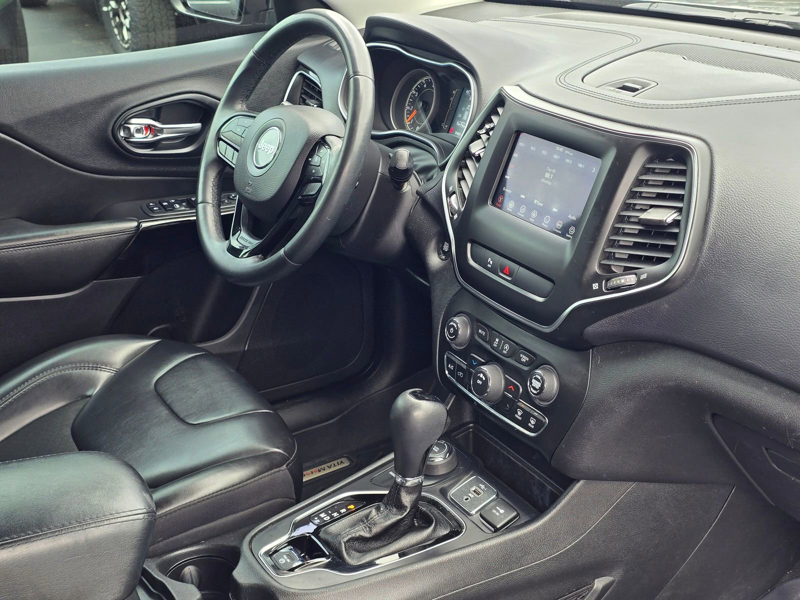Used 2019 Jeep Cherokee Latitude Plus AWD/4WD image 37
