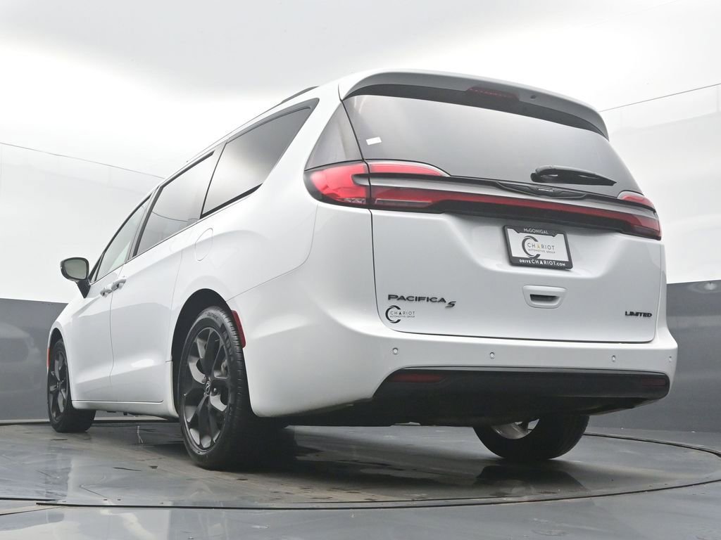Used 2025 Chrysler Pacifica Limited image 49