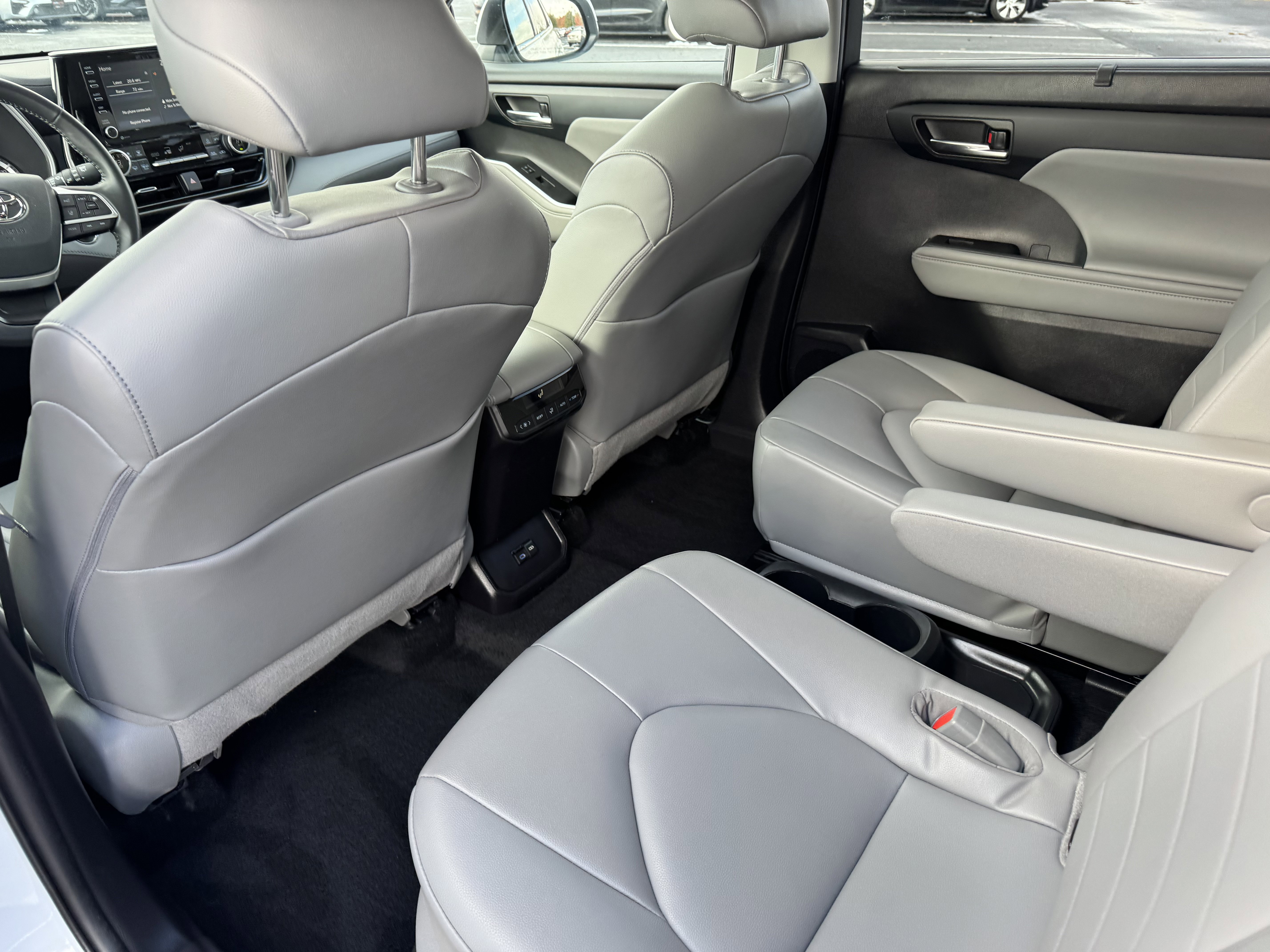 Used 2022 Toyota Highlander XLE image 19