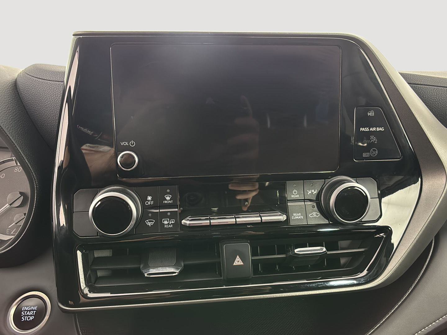 Used 2024 Toyota Highlander LE image 11
