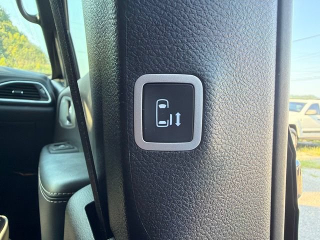 Used 2025 Chrysler Pacifica Limited FWD image 42