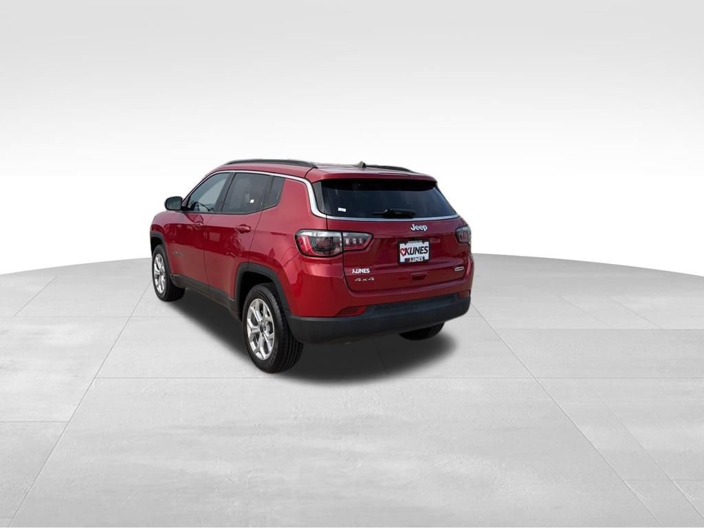 Used 2025 Jeep Compass Latitude image 9