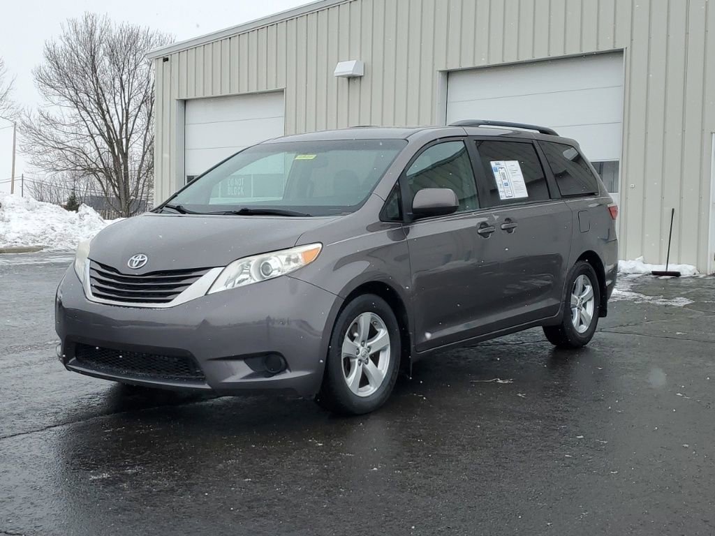 Used 2015 Toyota Sienna LE image 3