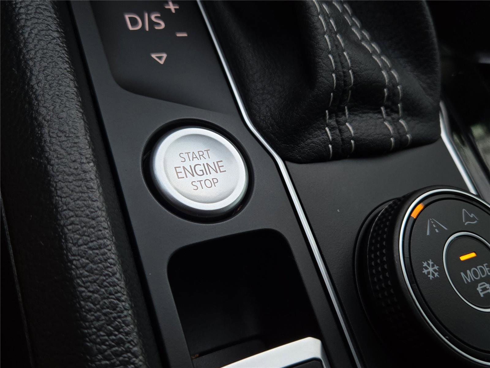 Used 2023 Volkswagen Atlas SE image 4