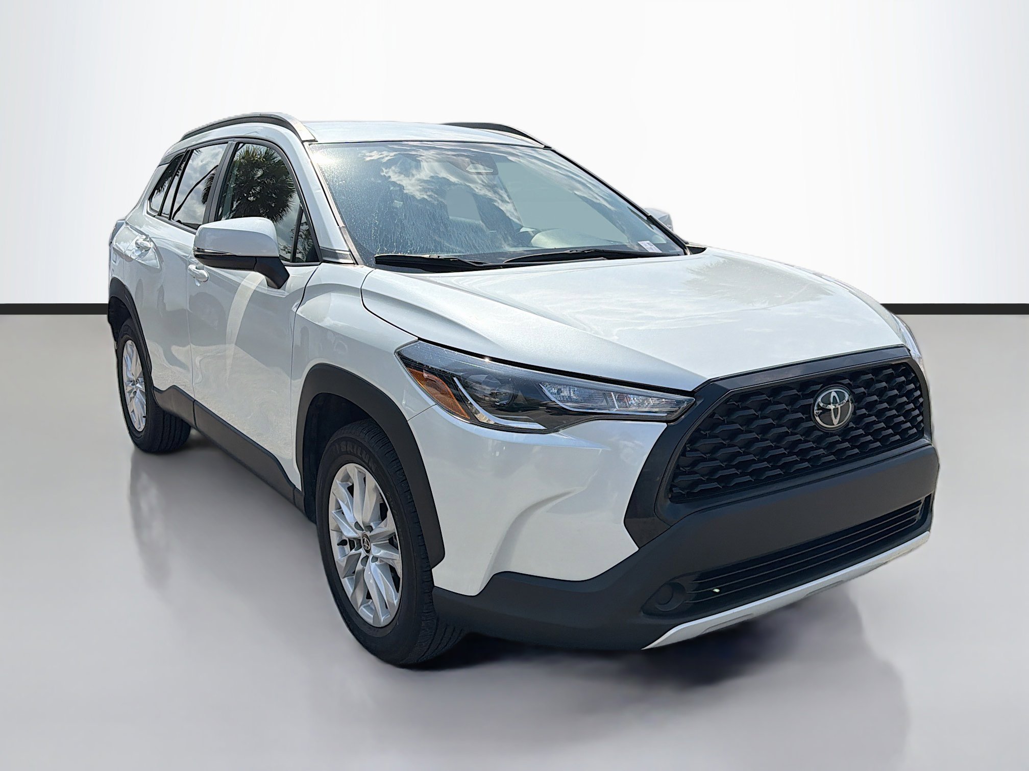 Used 2023 Toyota Corolla Cross LE image 1