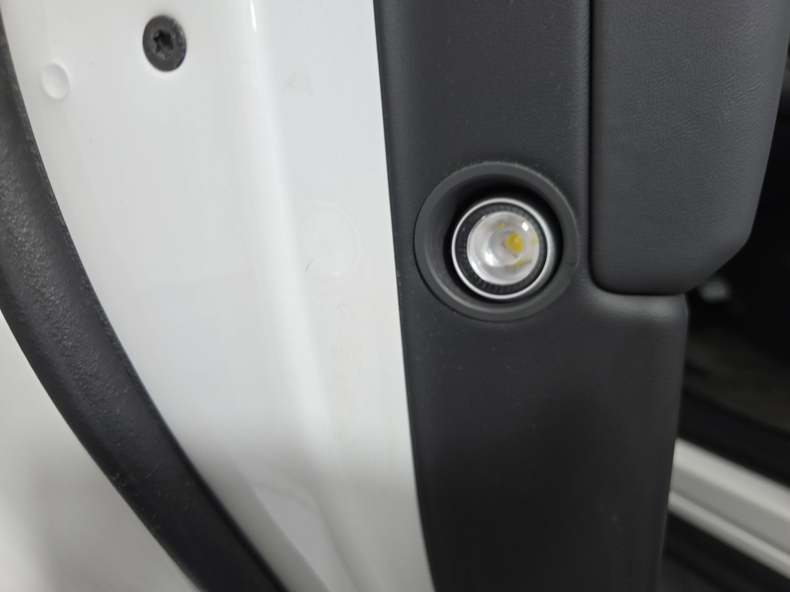 Used 2025 Rivian R1S Adventure AWD/4WD image 32