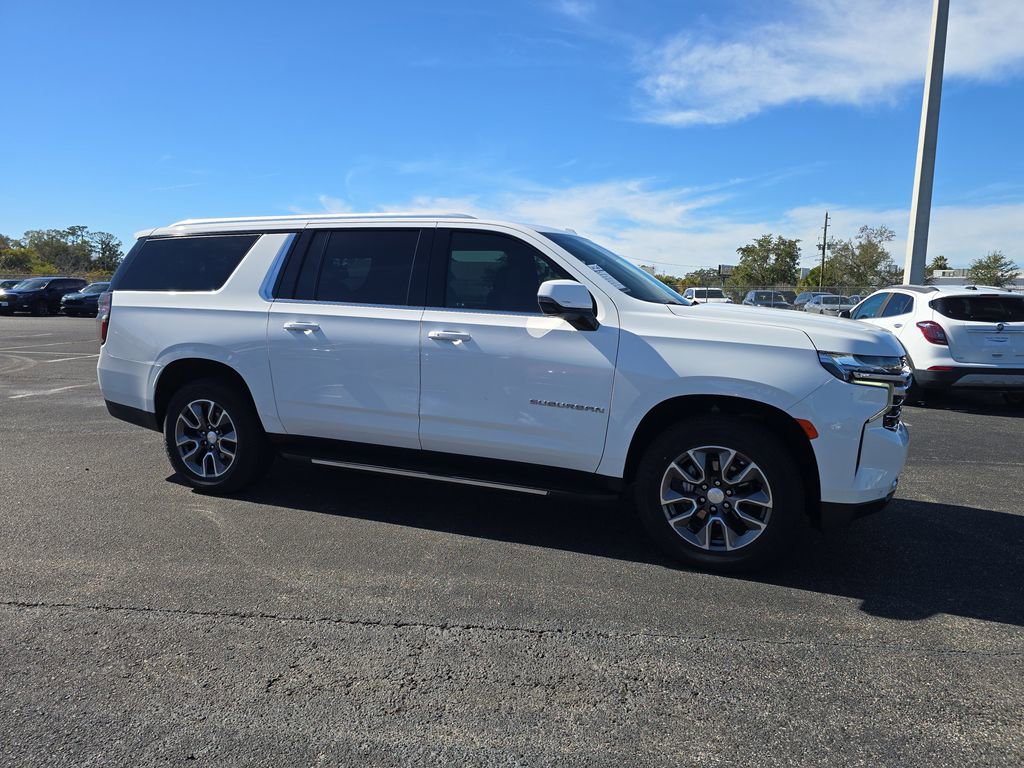 Used 2022 Chevrolet Suburban LT w/ Luxury Package RWD image 2