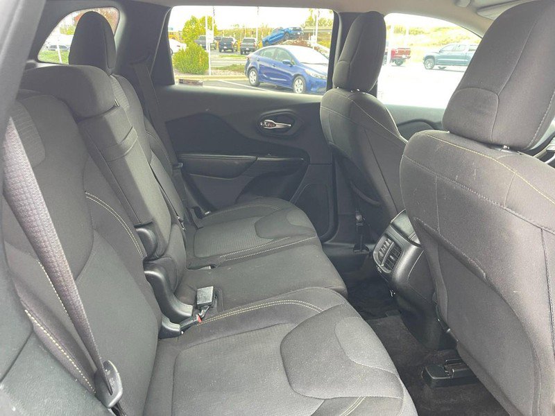 Used 2017 Jeep Cherokee Latitude w/ Cold Weather Group image 9