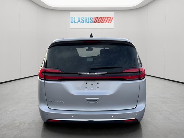 Used 2024 Chrysler Pacifica Touring-L FWD image 4