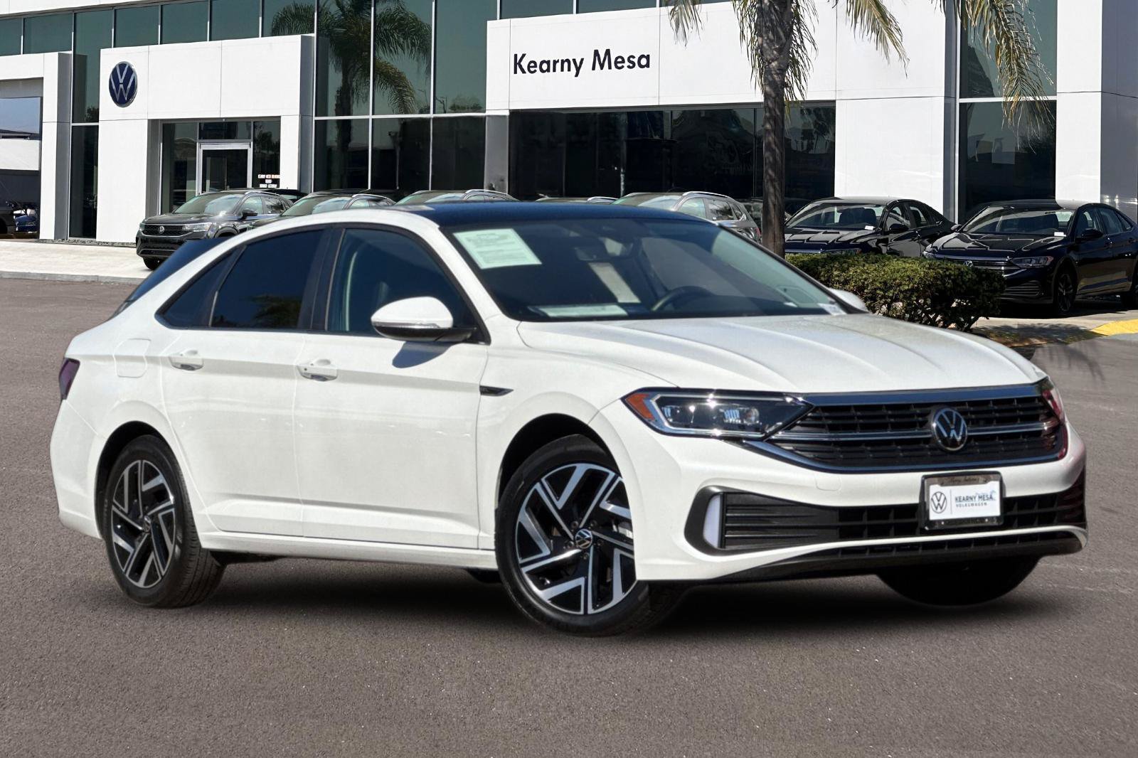 Used 2023 Volkswagen Jetta SEL FWD image 2
