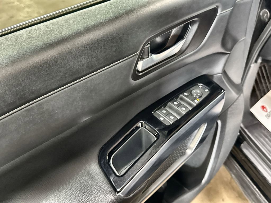 Used 2025 Nissan Pathfinder SL image 14