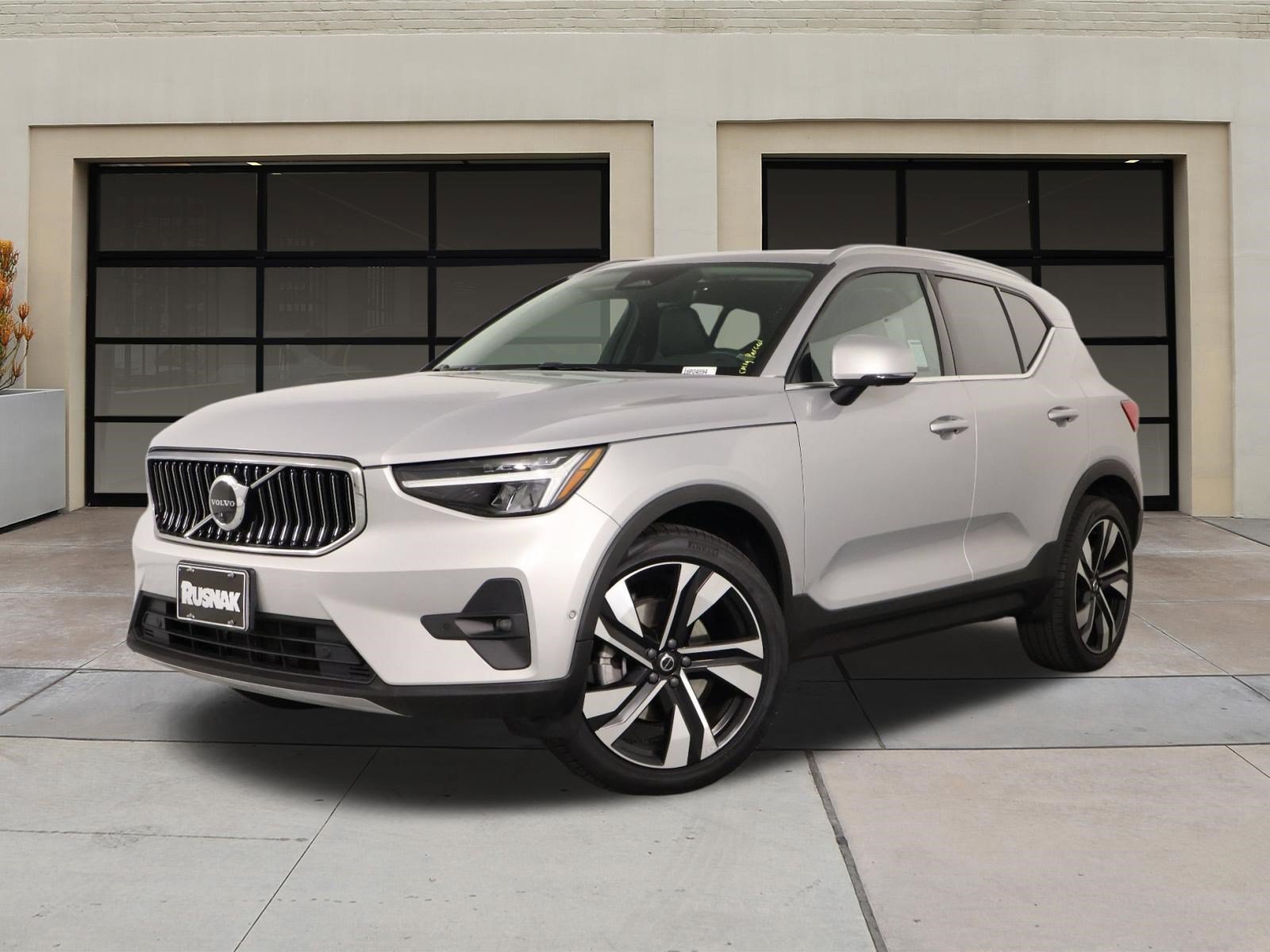Certified 2023 Volvo XC40 B5 Ultimate w/ Protection Package Premier AWD/4WD image 3