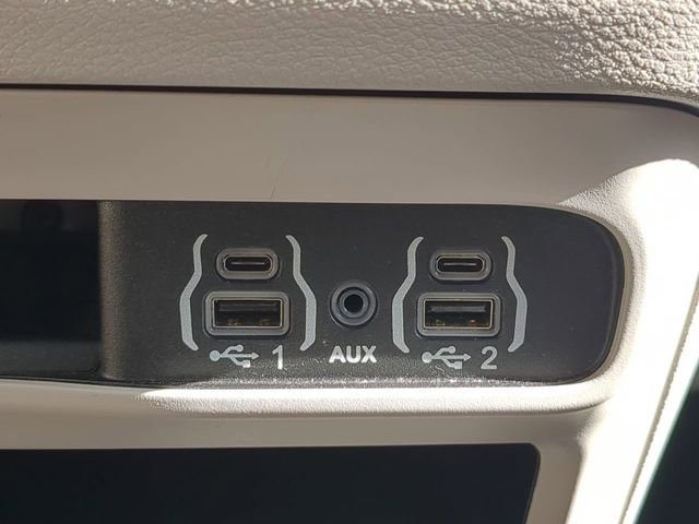 Used 2024 Chrysler Pacifica Touring-L image 27