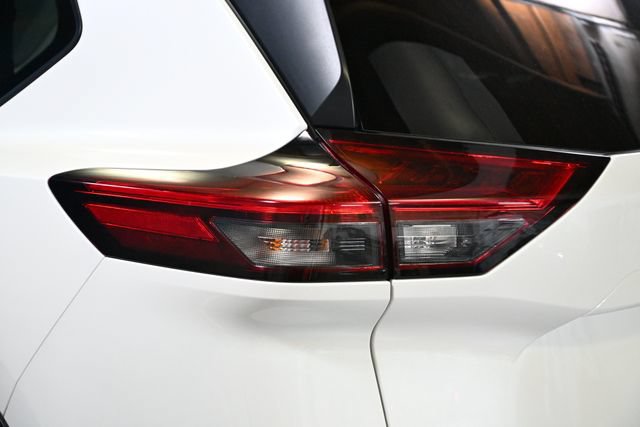 Used 2023 Nissan Rogue SV FWD image 14