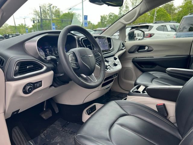 Used 2023 Chrysler Pacifica Touring-L FWD image 2