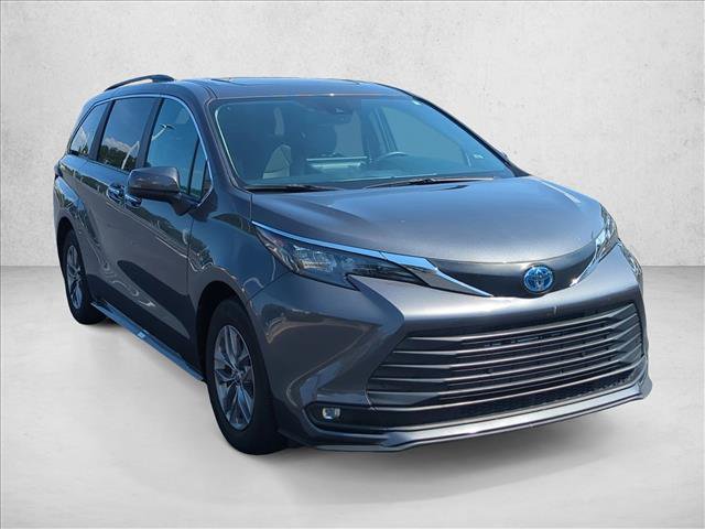 Certified 2025 Toyota Sienna XLE FWD image 3