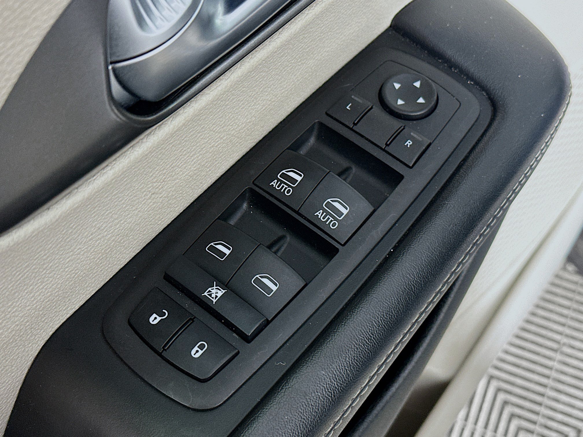 Used 2023 Chrysler Pacifica Touring-L FWD image 17