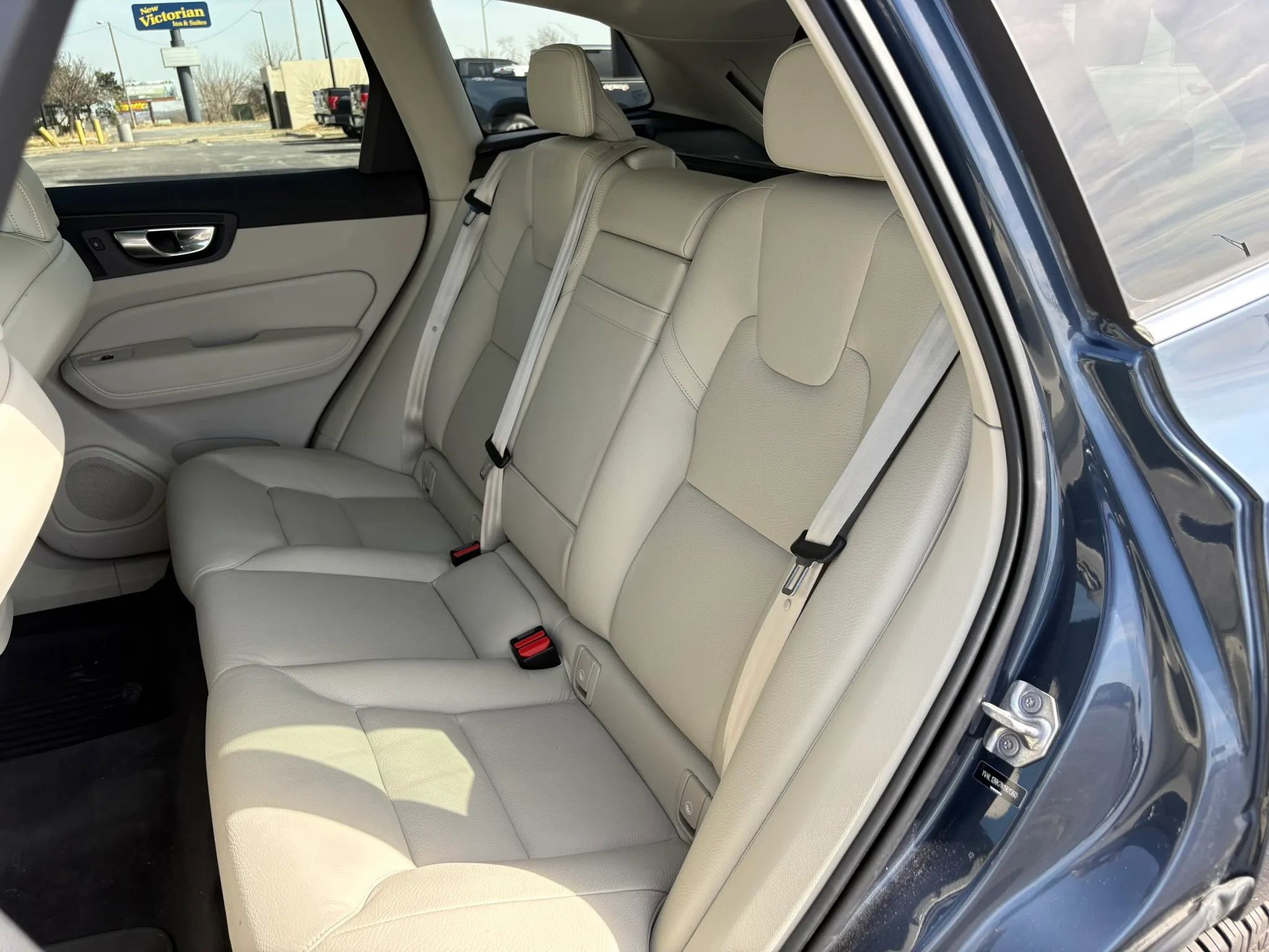 Used 2022 Volvo XC60 B5 Momentum w/ Advanced Package image 23