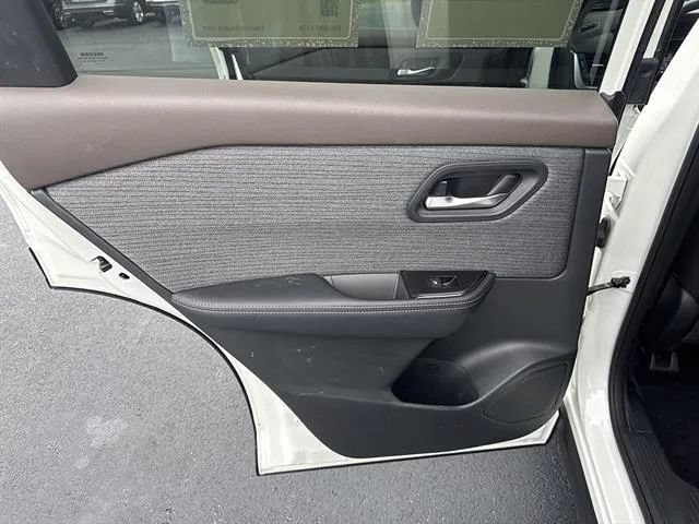 Used 2023 Nissan Rogue SV FWD image 14