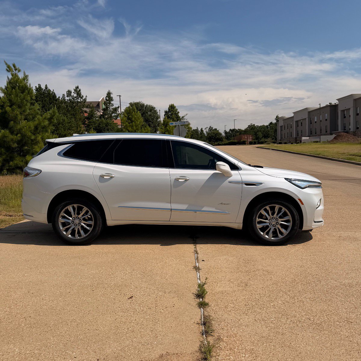 Used 2023 Buick Enclave Avenir w/ Avenir Technology Package FWD image 4
