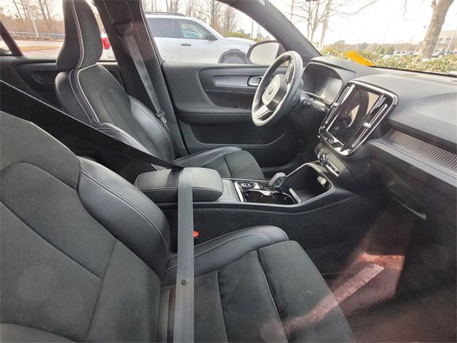 Used 2022 Volvo XC40 T5 R-Design w/ Advanced Package image 9
