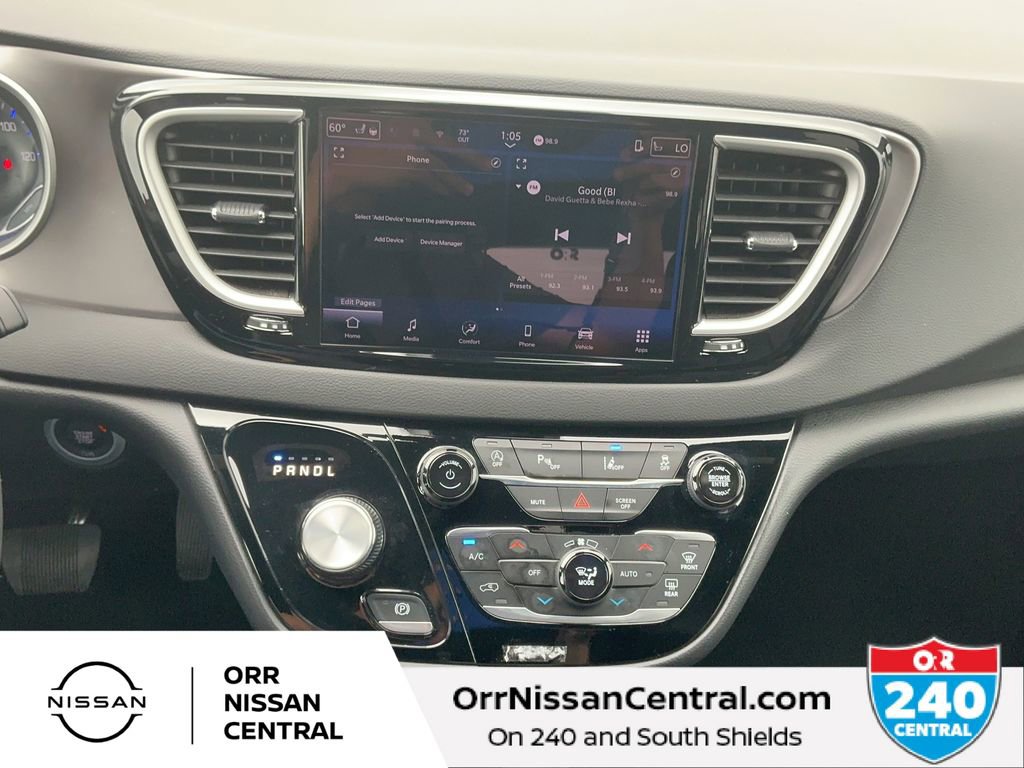 Used 2025 Chrysler Pacifica Select image 11