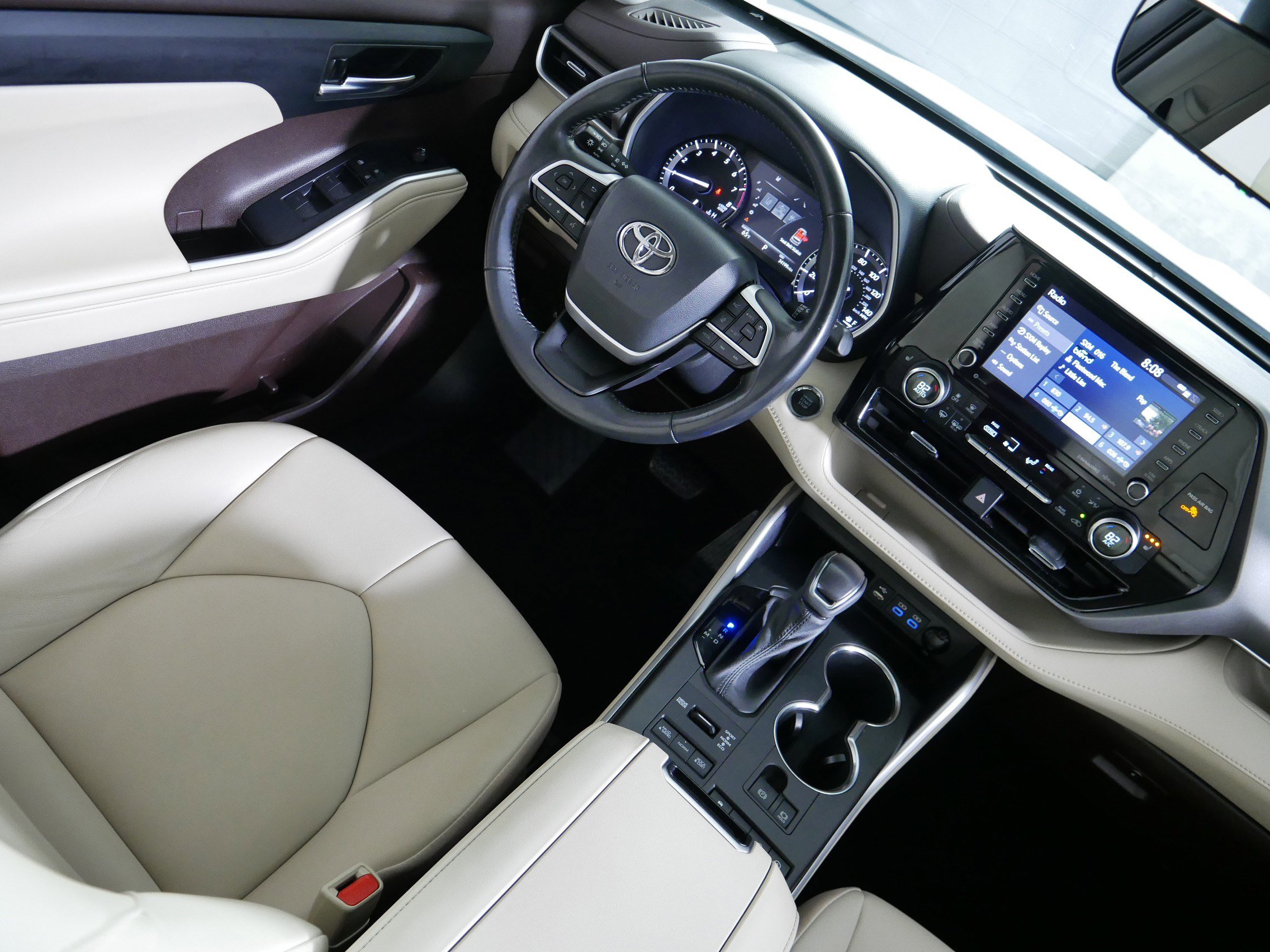 Used 2022 Toyota Highlander XLE AWD/4WD image 9