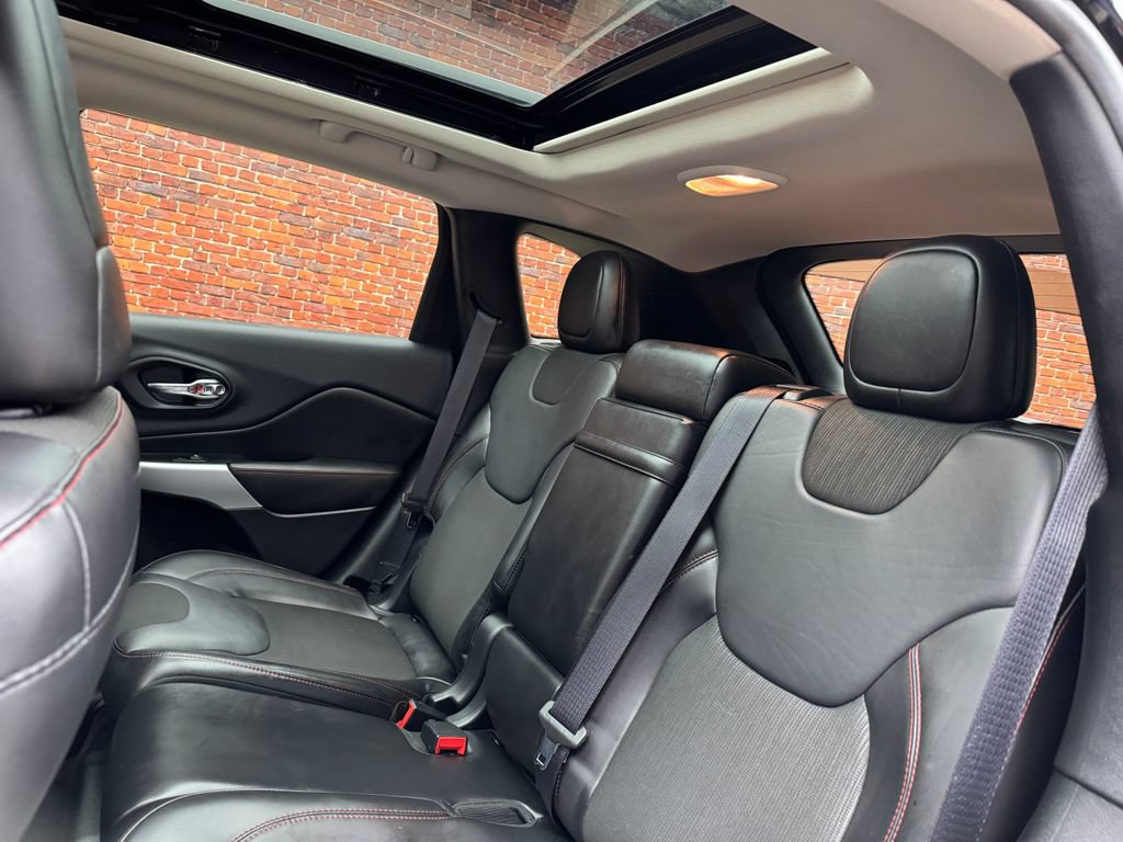 Used 2018 Jeep Cherokee Trailhawk w/ Comfort/Convenience Group AWD/4WD image 27