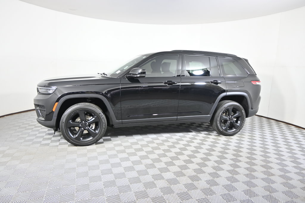 Used 2023 Jeep Grand Cherokee Altitude AWD/4WD image 2