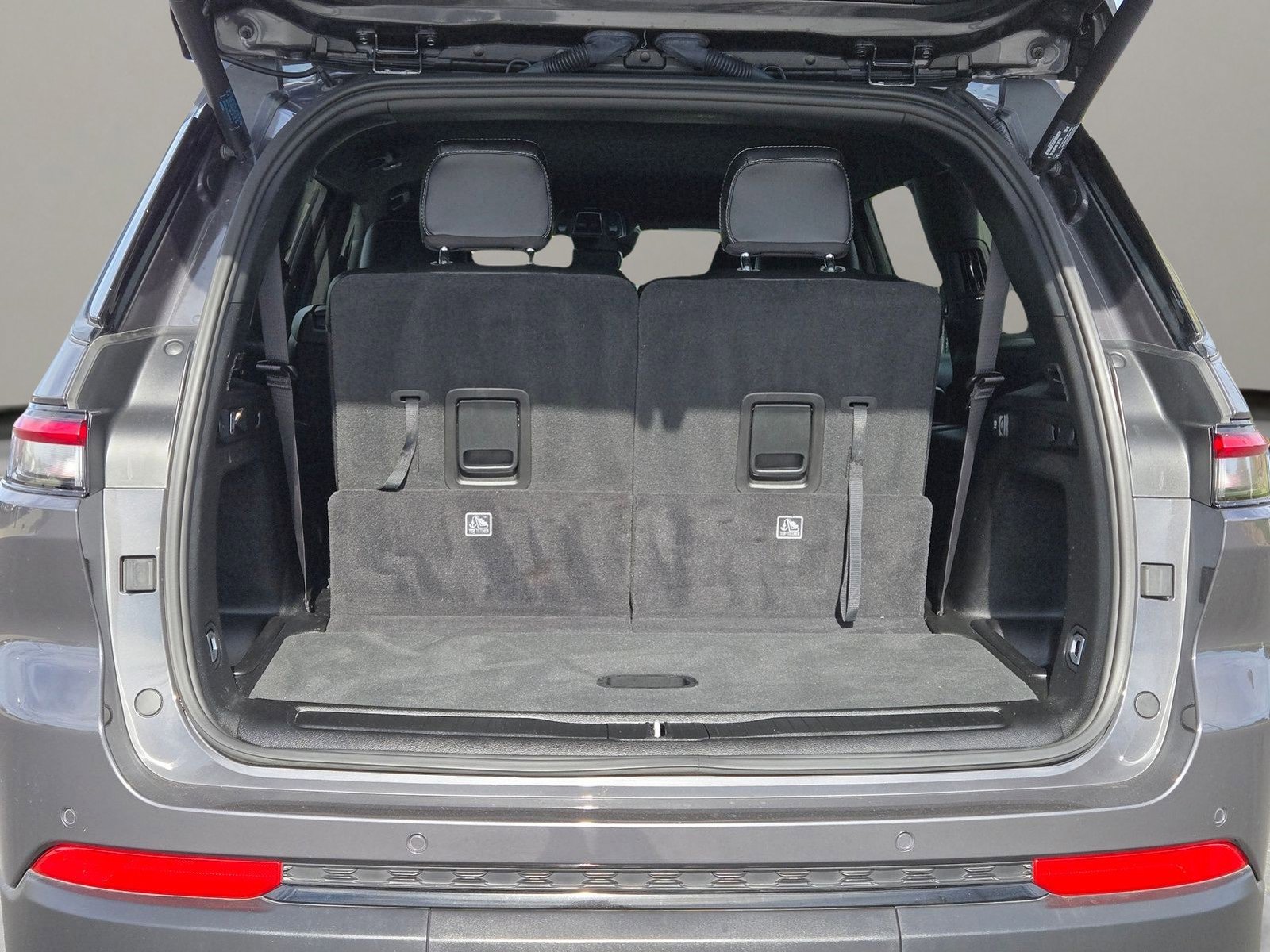 Used 2024 Jeep Grand Cherokee L Laredo image 9