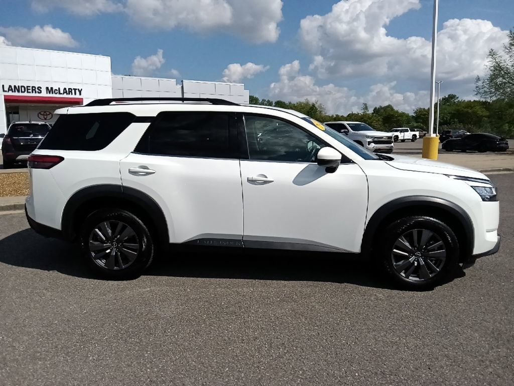 Used 2022 Nissan Pathfinder SV w/ SV Premium Package image 2