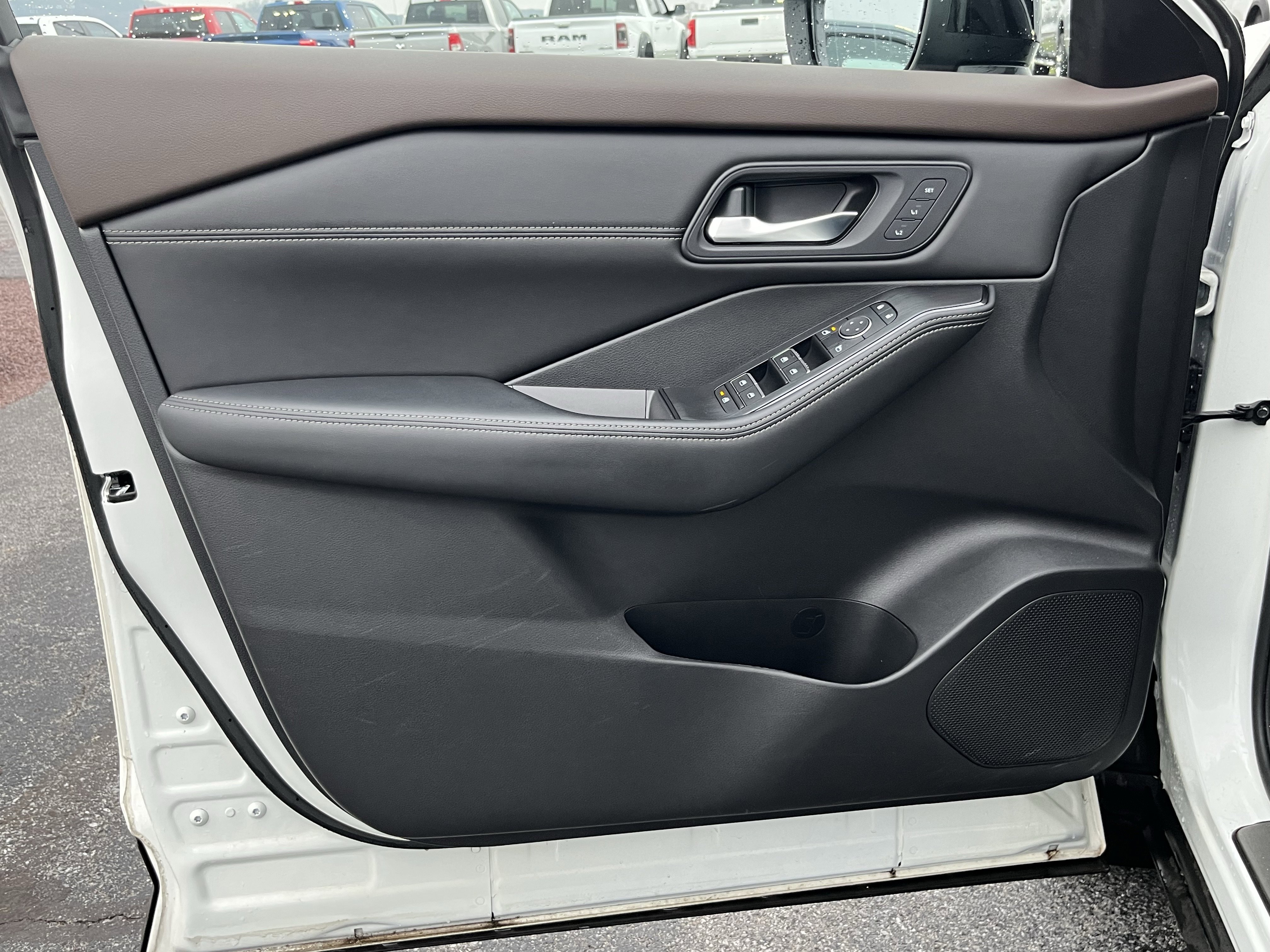 Used 2023 Nissan Rogue SL w/ SL Premium Package image 18