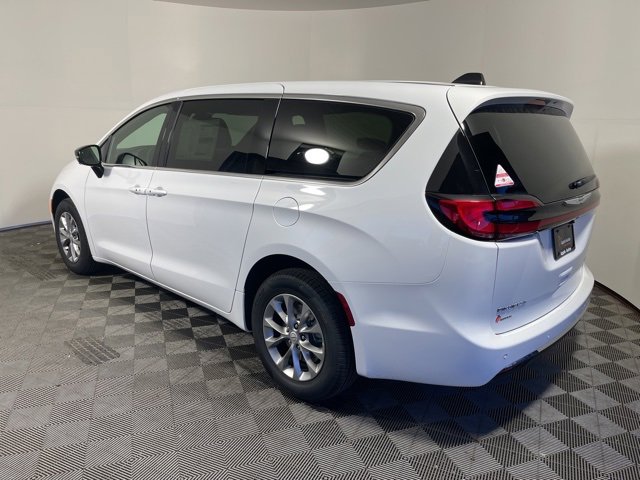 New 2026 Chrysler Pacifica Select image 4