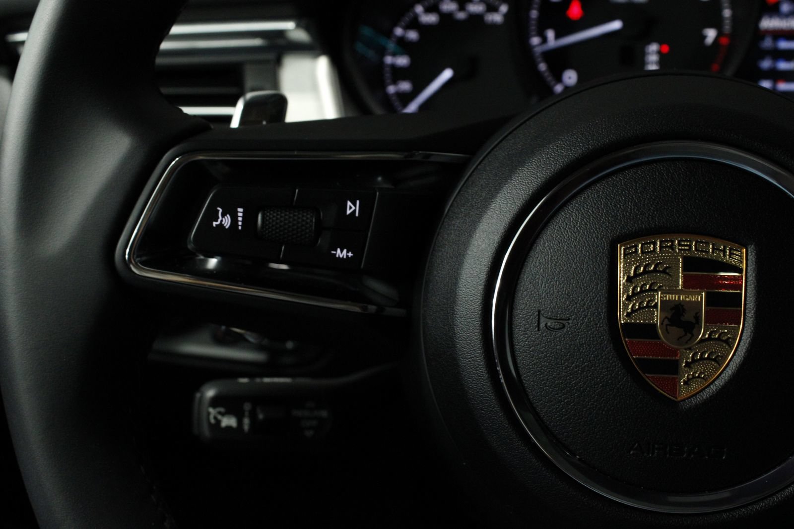 Certified 2025 Porsche Macan AWD/4WD image 21
