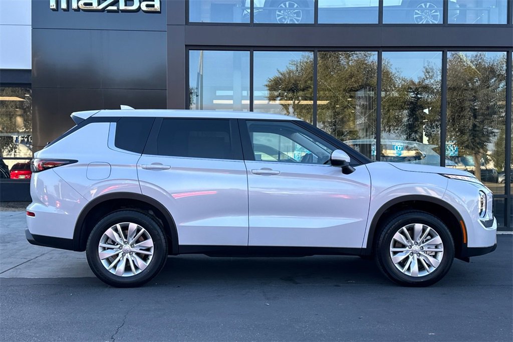 New 2025 Mitsubishi Outlander ES image 4