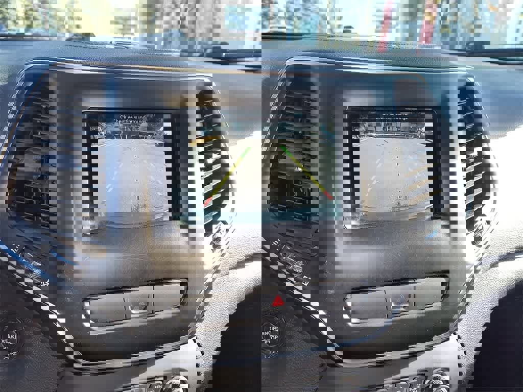 Used 2019 Jeep Cherokee Latitude Plus w/ Comfort/Convenience Group image 17