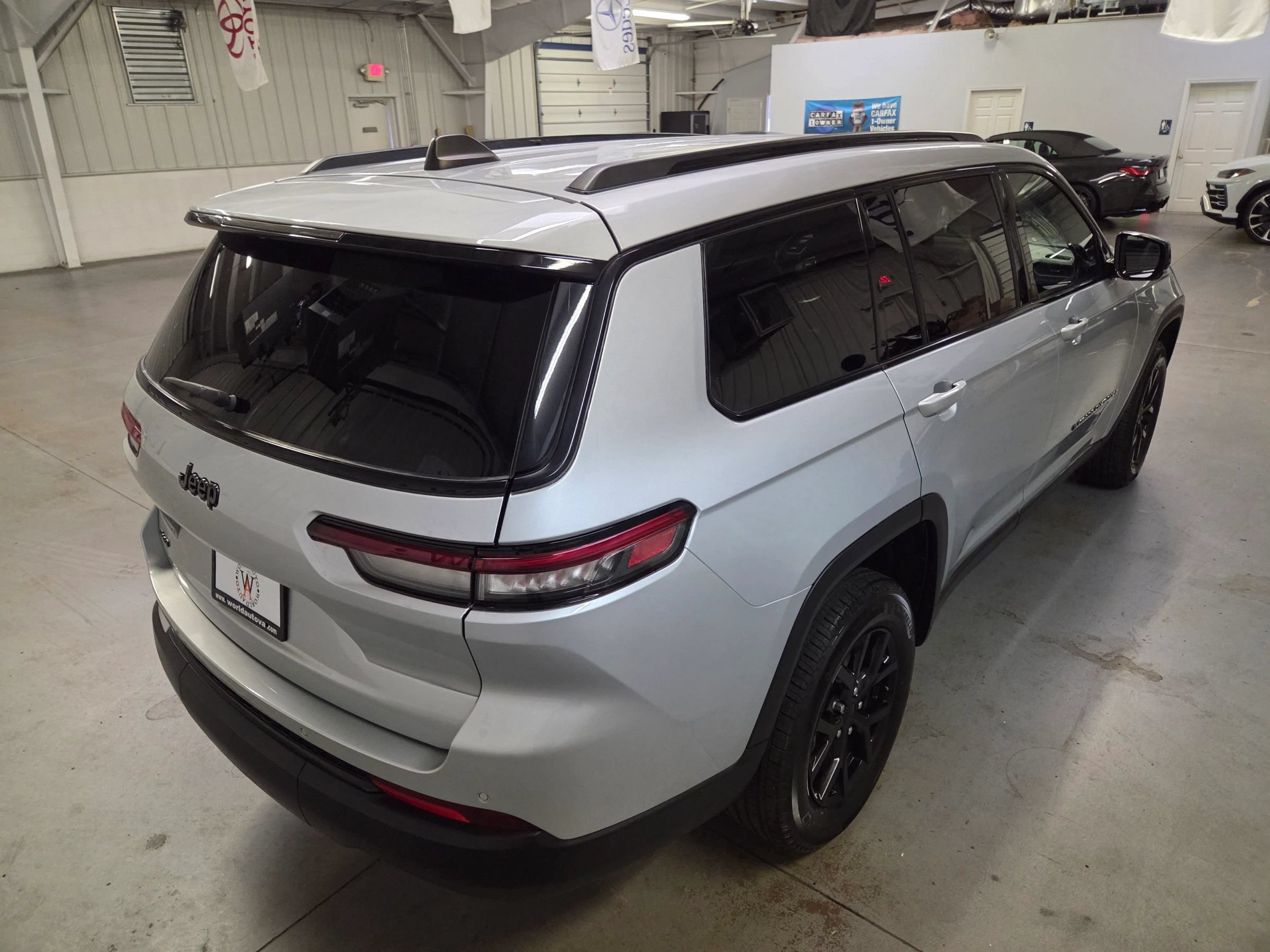 Used 2024 Jeep Grand Cherokee L Laredo AWD/4WD image 7