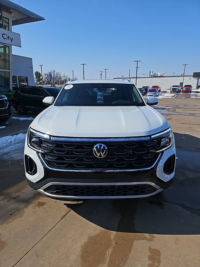 Used 2025 Volkswagen Atlas Cross Sport SE image 2