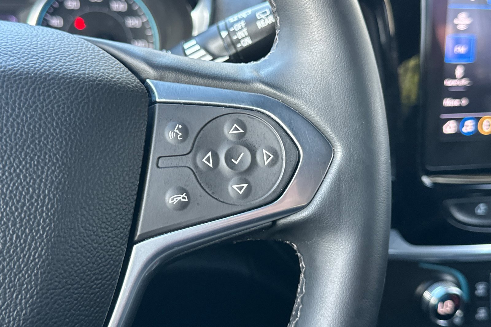 Used 2023 Chevrolet Traverse LT image 40