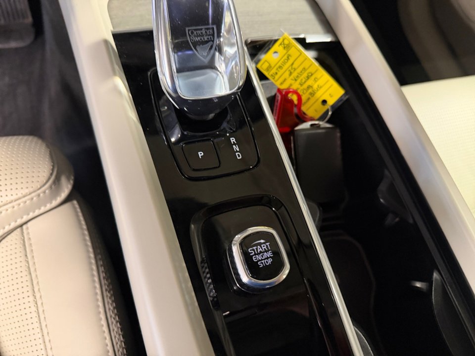 Used 2025 Volvo XC60 T8 Ultra w/ Protection Package Premier AWD/4WD image 24