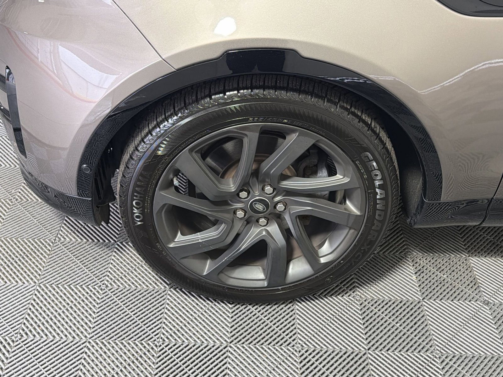 Used 2017 Land Rover Discovery HSE image 12