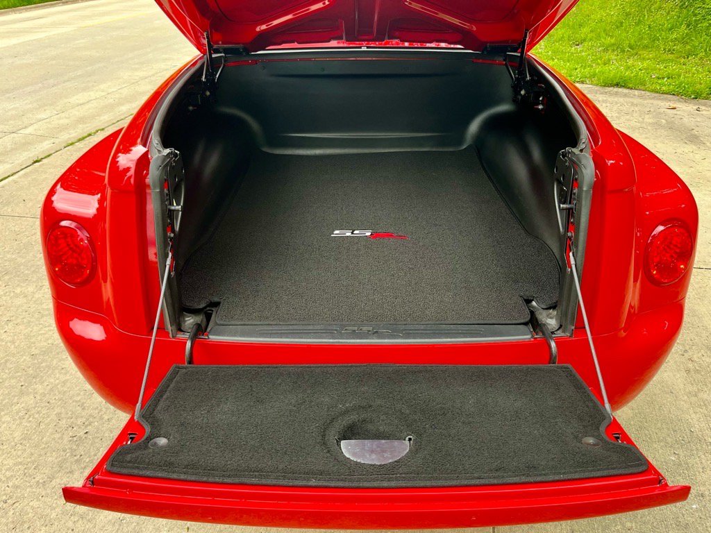 Used 2004 Chevrolet SSR w/ Preferred Equipment Group RWD image 17