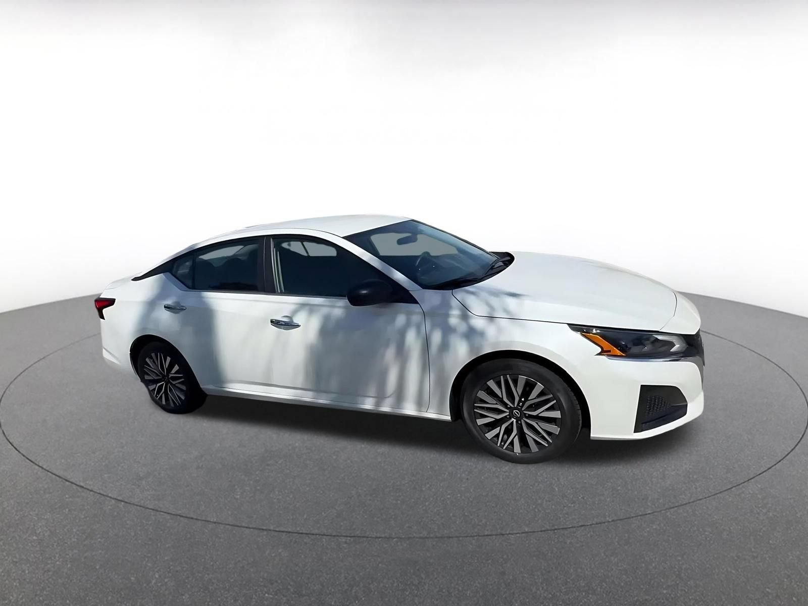 Used 2025 Nissan Altima 2.5 SV FWD image 2