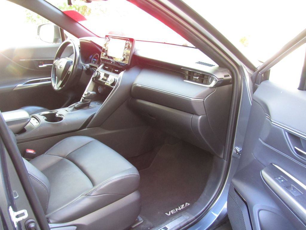 Certified 2022 Toyota Venza XLE AWD/4WD image 17