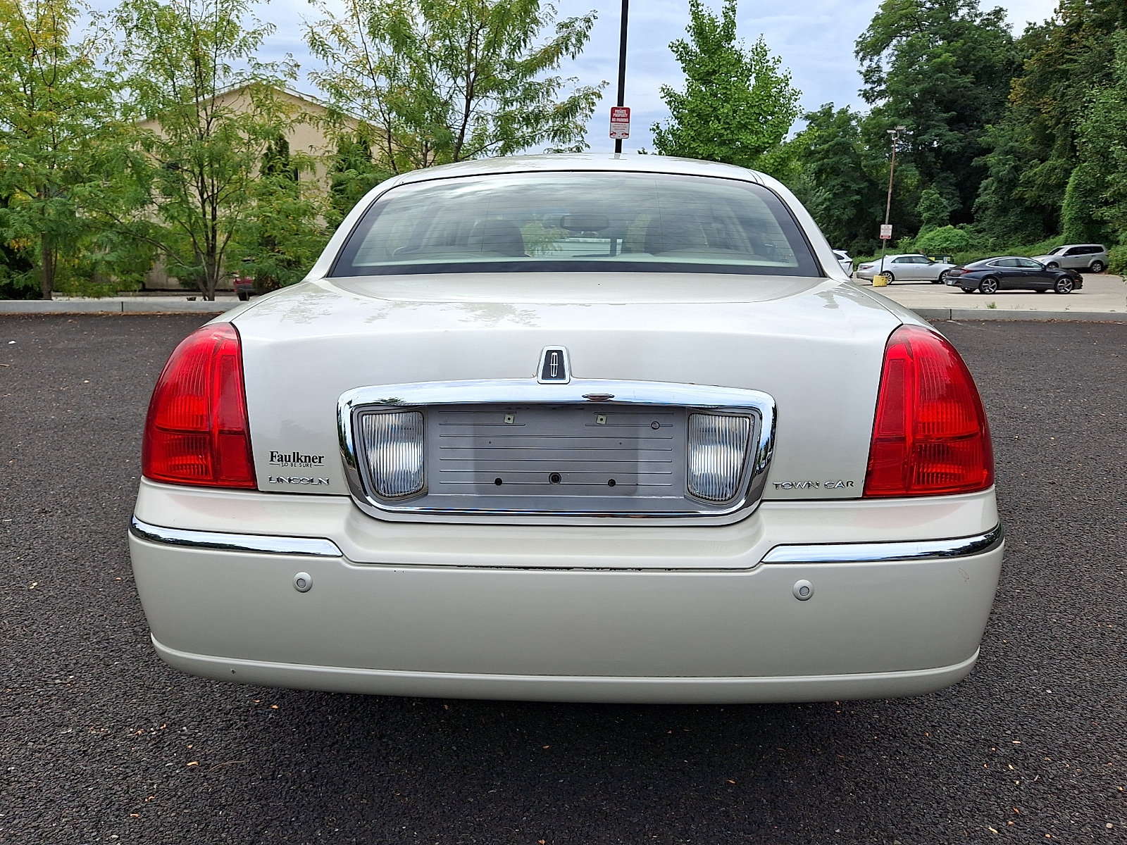 Used 2004 Lincoln Town Car Ultimate RWD image 5