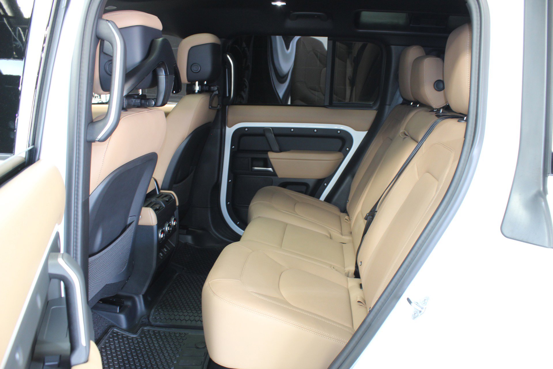 Used 2025 Land Rover Defender 110 X-Dynamic SE image 37